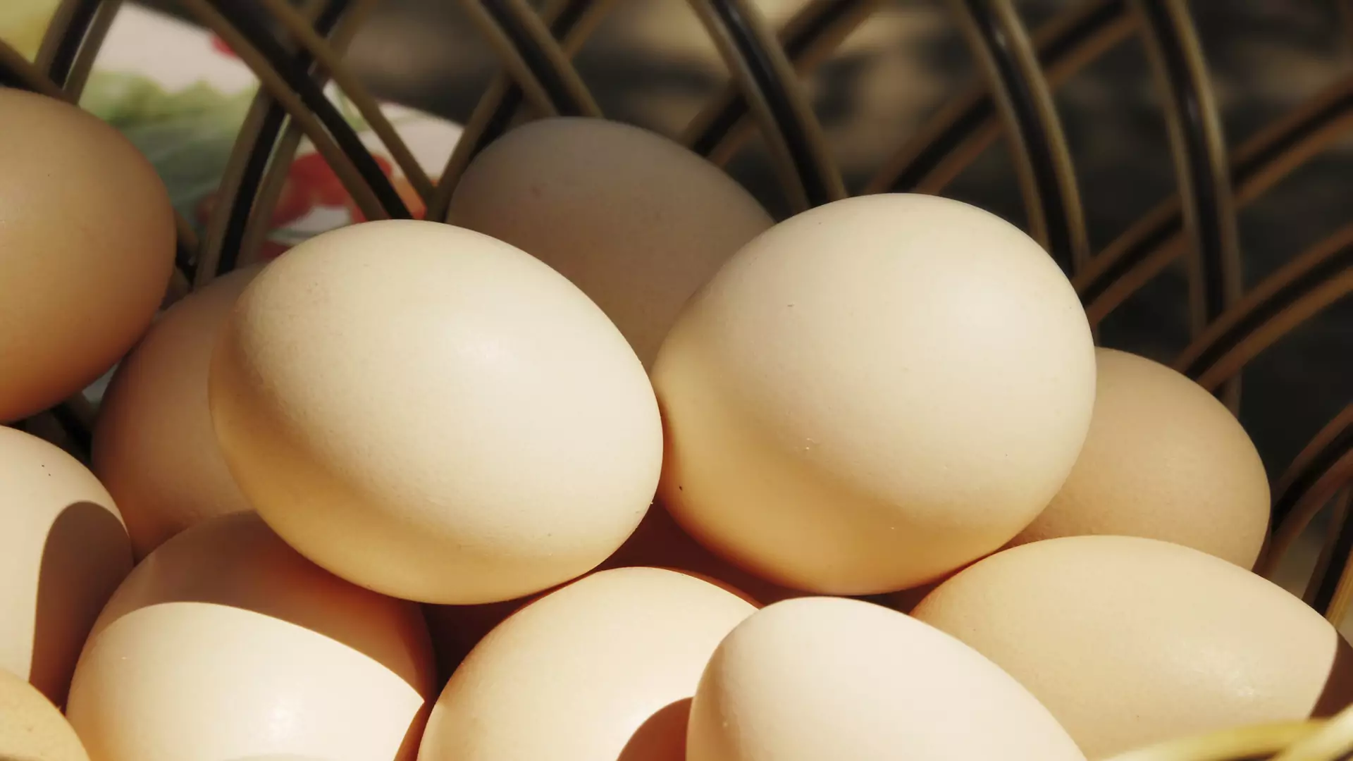 Lifehack na Wielkanoc. Jak obrać tuzin jajek w szybkim tempie?