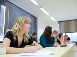 Absolwenci uniwersytetów stoją na przegranej pozycji