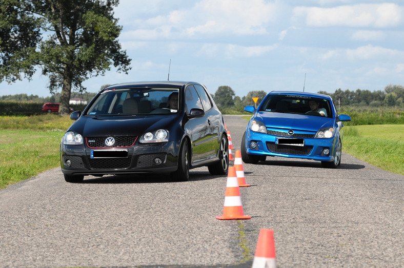 Niewielkie zabawki dla... dużych chłopców: Opel Astra OPC kontra VW Golf GTI