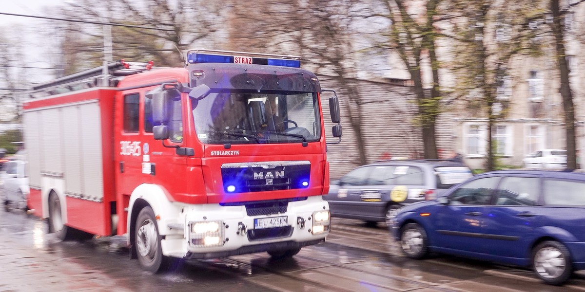 Przejazd pojazdów na sygnale usłyszysz w radiu. Nawet jeśli jest wyłączone.