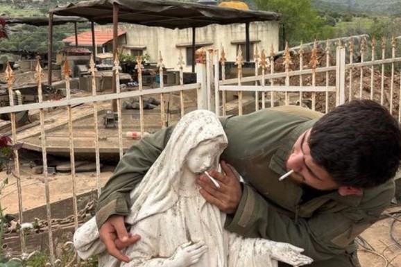 (FOTO) Izraelski vojnik stavlja CIGARETU U USTA statue DEVICE MARIJE, IDF tvrdi: "Ne očekujemo od njih takvo ponašanje, istražićemo"