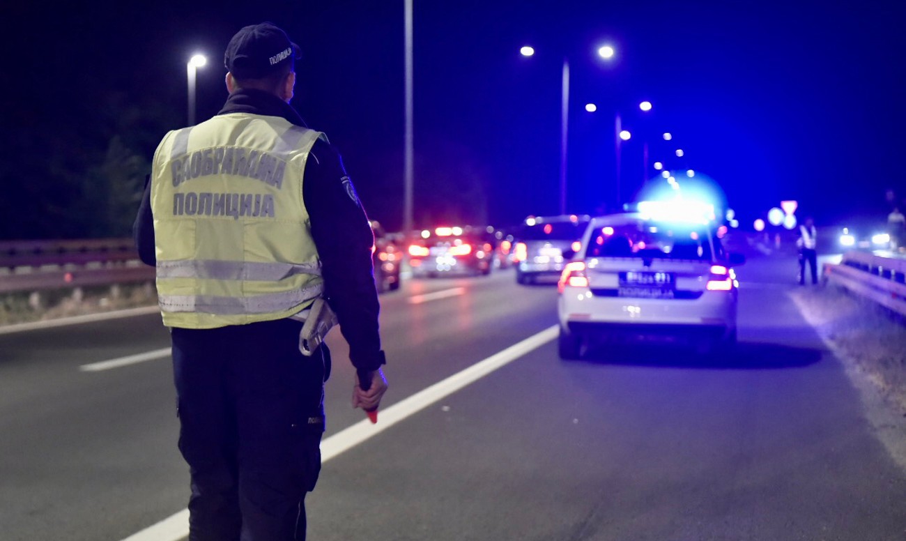 „Zweites Mal, zweites Jahr, zweite Schwangerschaft!“  Das Video der Polizei, die in Belgrad auf der Autobahn beschleunigt, löst Aufregung aus, und hier ist der Grund (VIDEO)