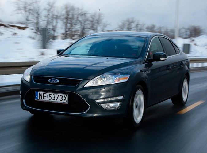 Jeżdżąc fordem mondeo mieliśmy dziwne wrażenie, że ujawnia się u nas rozdwojenie jaźni, a wszystko za sprawą mieszanych uczuć jakie wywoływał. Rozpływanie się nad jego zaletami w trasie przeplatało się z rozdrażnieniem jego nieporęcznością w zatłoczonym mieście