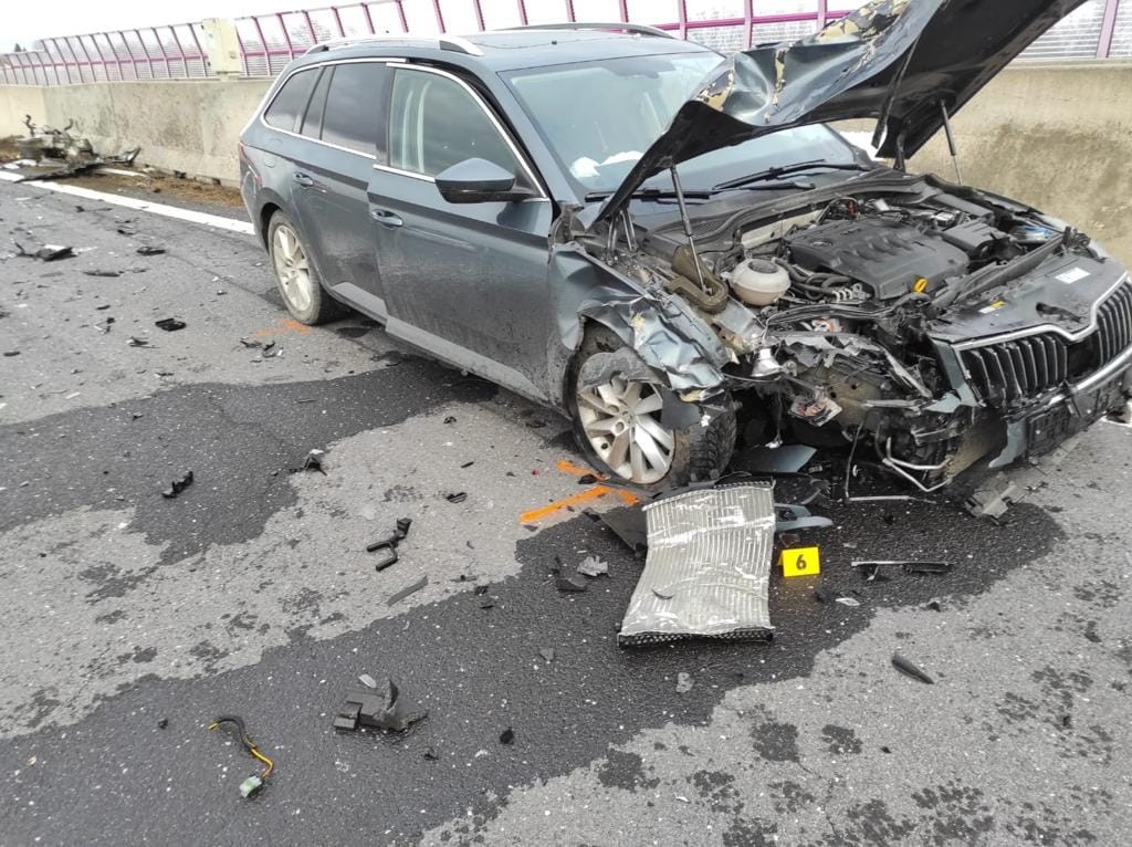 Pri nehode na diaľnici pod Tatrami utrpel jeden z vodičov ťažké zranenia.