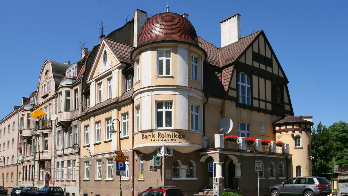 Na ścianie siedziby Banku Rolników w Opolu odsłonięto w czwartek tablicę upamiętniającą Walentego Biasa, działacza polonijnego w Niemczech, uczestnika powstań śląskich i współzałożyciela powołanego w 1911 r. Banku Rolników - "spółki z nieograniczoną poręką".