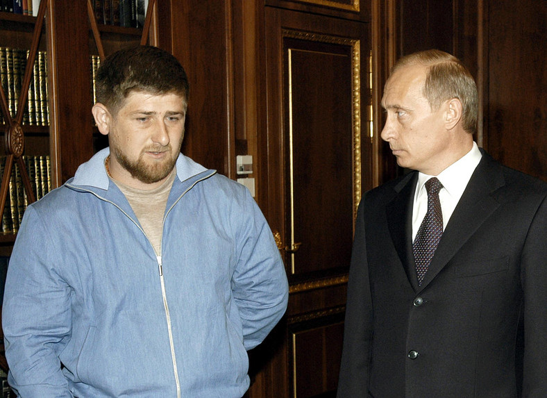Prezydent Rosji Władimir Putin z Ramzanem Kadyrowem, synem zabitego prezydenta Czeczenii Achmata Kadyrowa, 9 maja 2004 r.