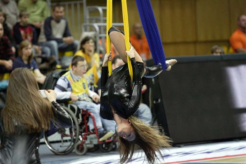 Ależ oni mają boskie cheerleaderki!