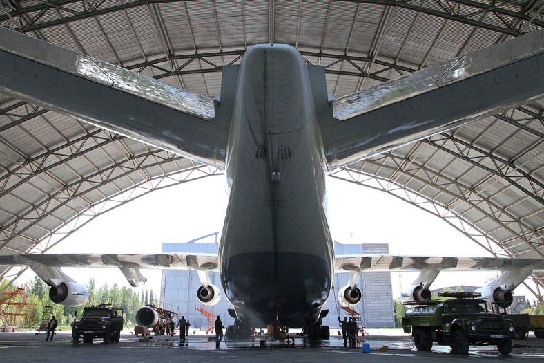 Największy na świecie samolot Antonow An-225 Mrija w hangarze na lotnisku Gostomel w okolicach Kijowa. Maszyna ta może przewieźć aż 275 ton ładunku.