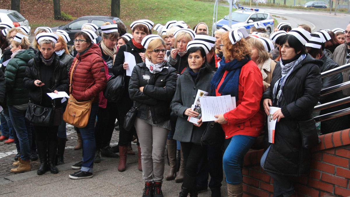 Kilkaset pielęgniarek i położnych pracujących w pomorskich szpitalach protestowało w czwartek pod Urzędem Marszałkowskim w Gdańsku. Zwiększenie zatrudnienia, podwyżki, a przede wszystkim dialog z władzami - to główne postulaty protestujących. - Tylko prawda nas wyleczy! - skandowały pielęgniarki.