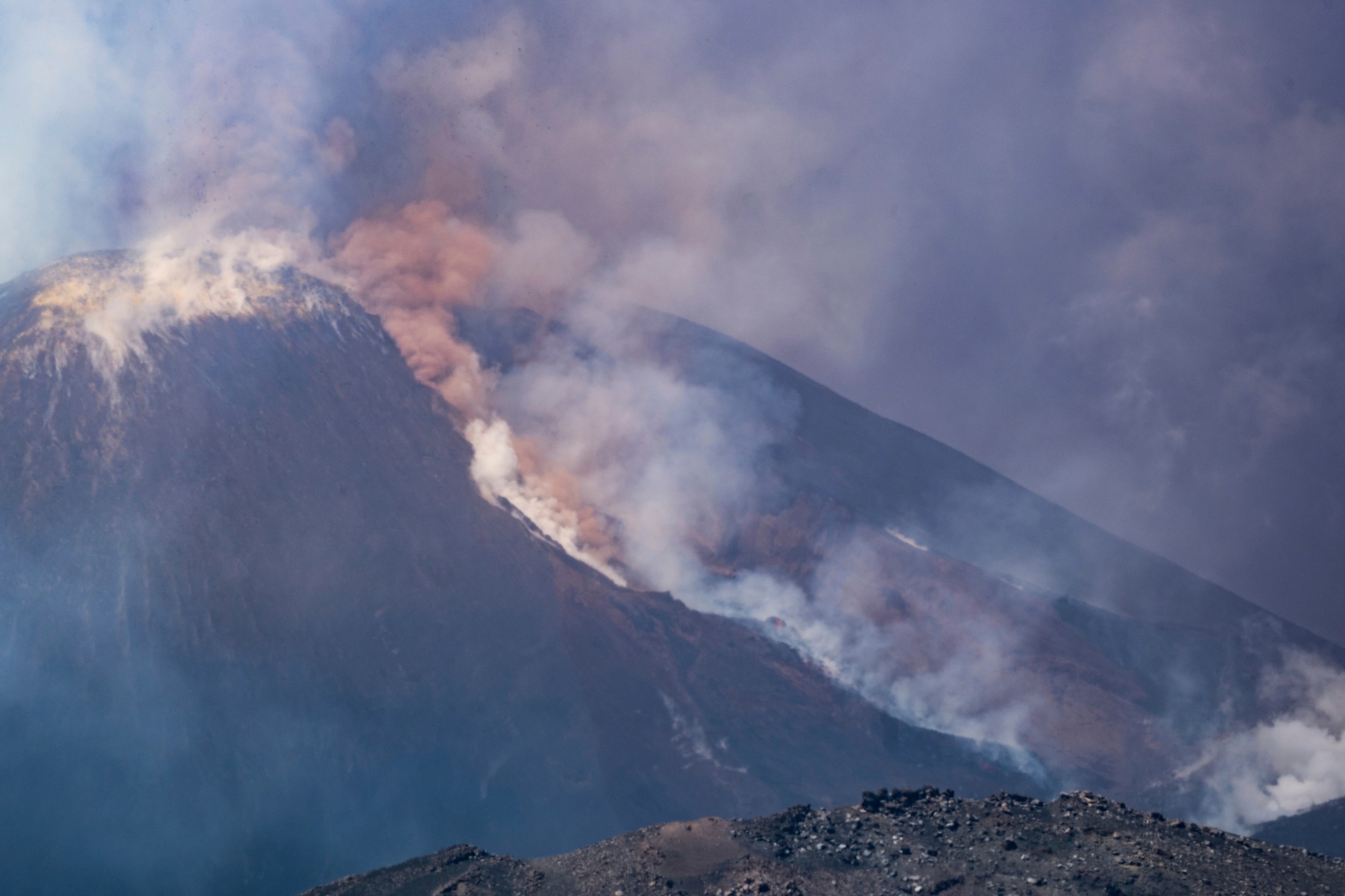 Etna chrlila do vzduchu dym a popol.