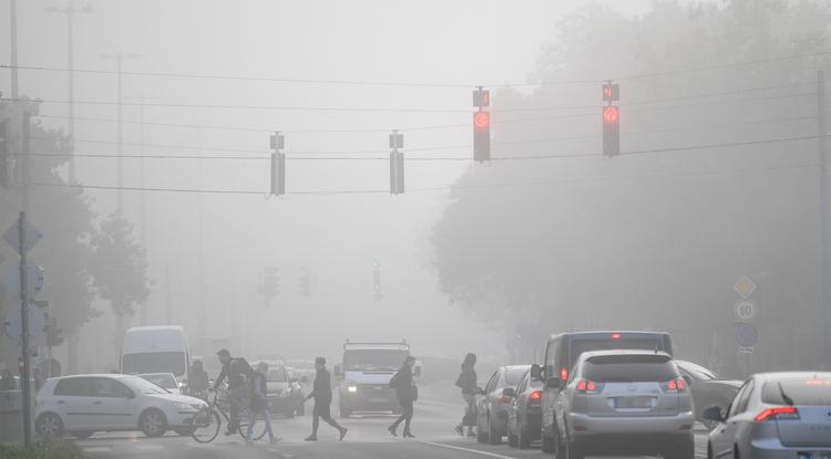 Gyalogosok és járművek a ködös időben Debrecenben 2022. szeptemberének végén