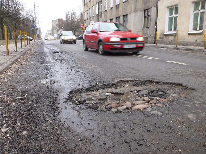 Policjanci zmuszą drogowców do łatania