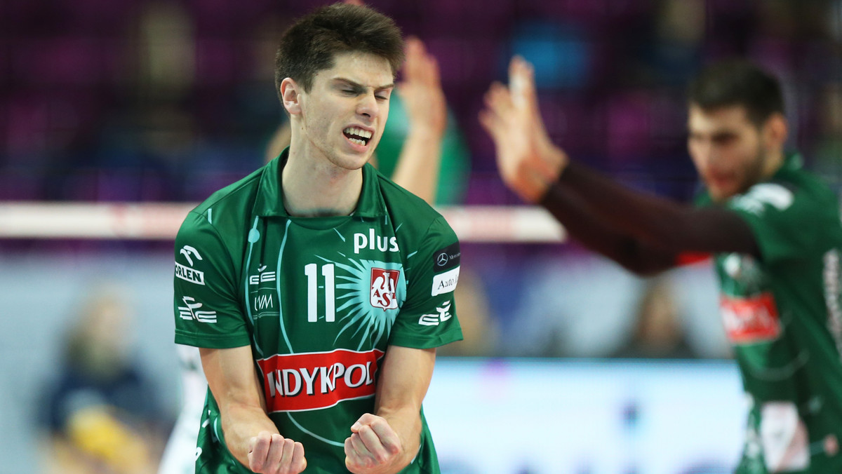 - PlusLiga pokazuje w tym roku, że bardzo się wyrównuje. Często mamy niespodzianki, każdy może wygrać z każdym. To widać właściwie we wszystkich poszczególnych kolejkach. Ten wyrównany poziom stanowi o sile ligi - przyznał Aleksander Śliwka, skrzydłowy Indykpolu AZS Olsztyn.