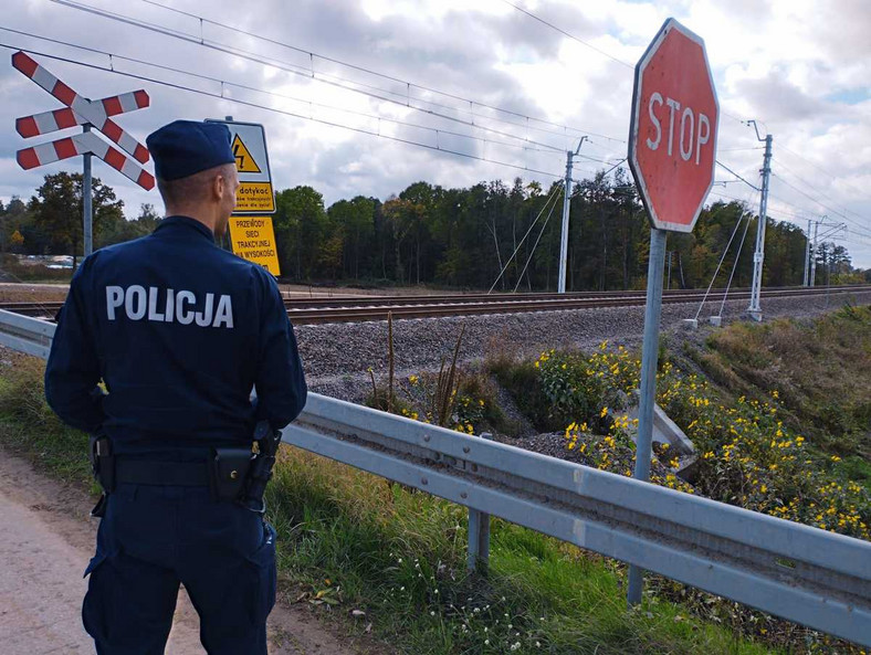 Podlascy policjanci przeprowadzili akcję, podczas której kontrolowali zachowania kierowców w rejonie przejazdów kolejowych