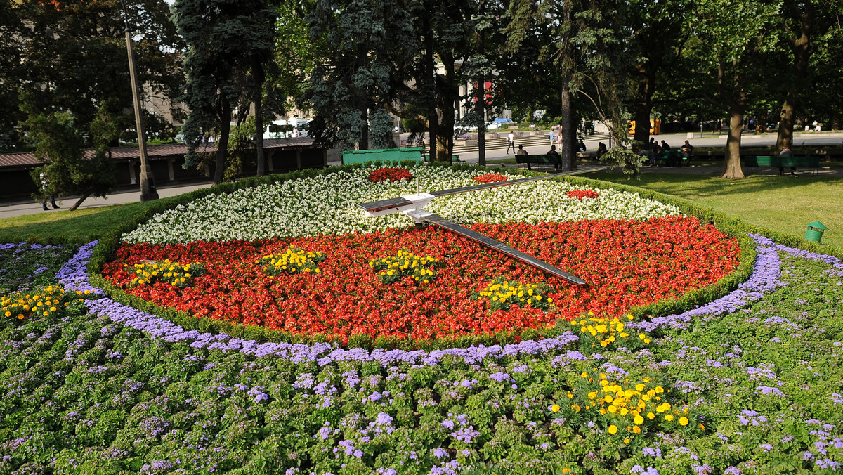 W tym roku w Gdańsku na kwietnikach wśród posadzonych 73 tys. roślin dominować mają, w związku z setną rocznicą odzyskania nieodległości, motywy biało-czerwone. W budowanym centrum Forum Gdańsk, pojawi się też nowy, ponad dwuhektarowy ogród.