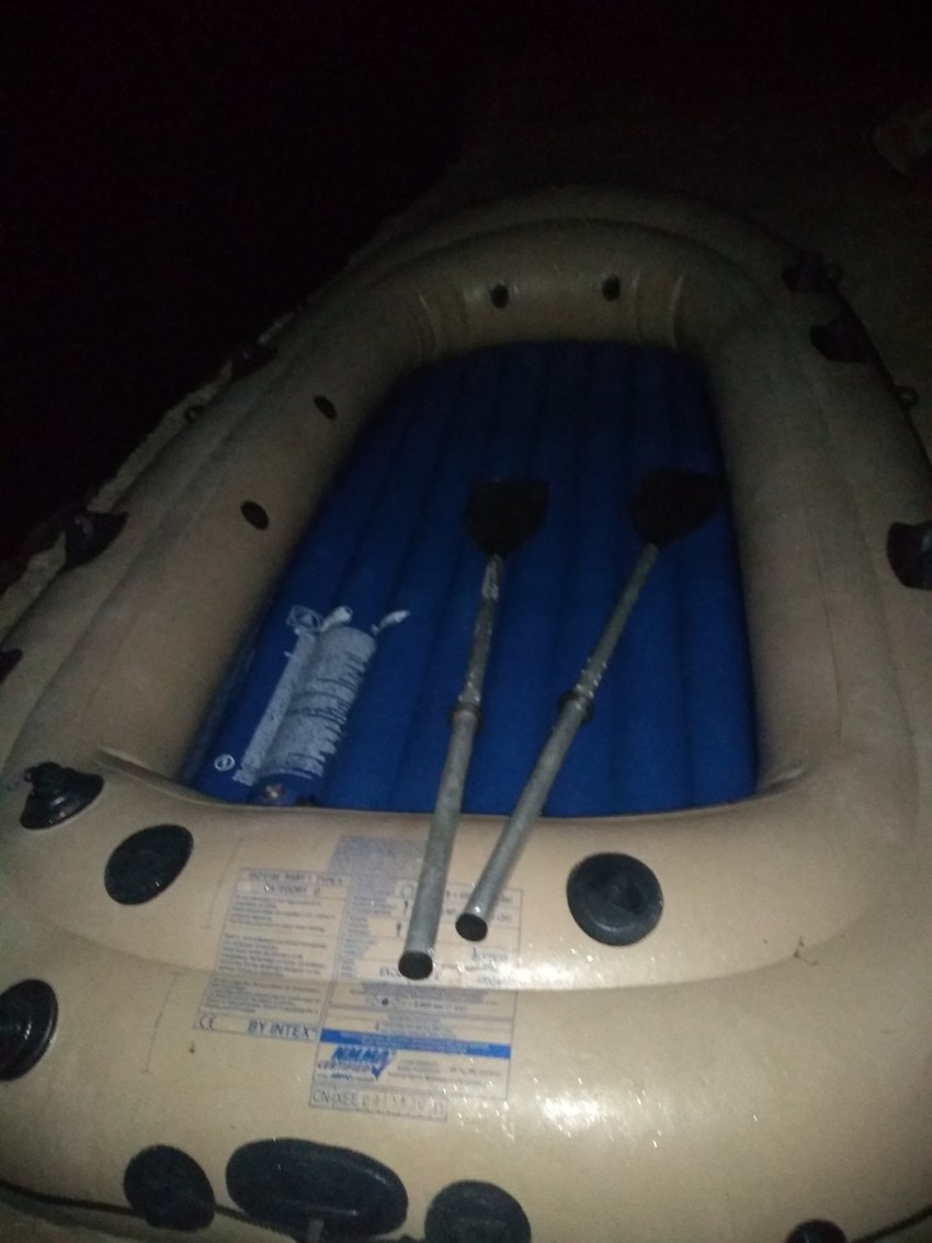 Čamac iz kog su krivolovci bacili mrežu pa se odvezli do vikendice