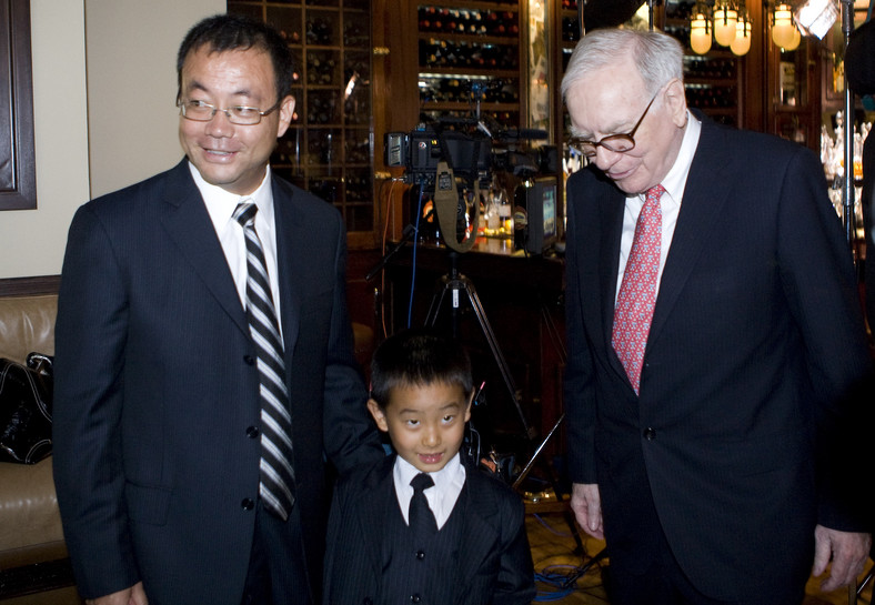 Warren Buffett podczas lunchu z Zhao Danyang'em i jego synem Zhao Ziyang'em