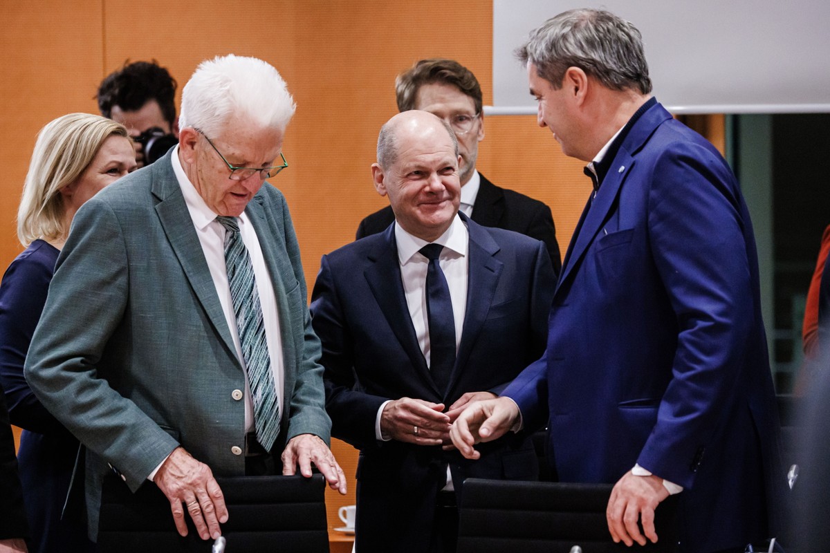 Kanclerz Niemiec Olaf Scholz w rozmowie z premierem Bawarii Markusem Söderem (P)