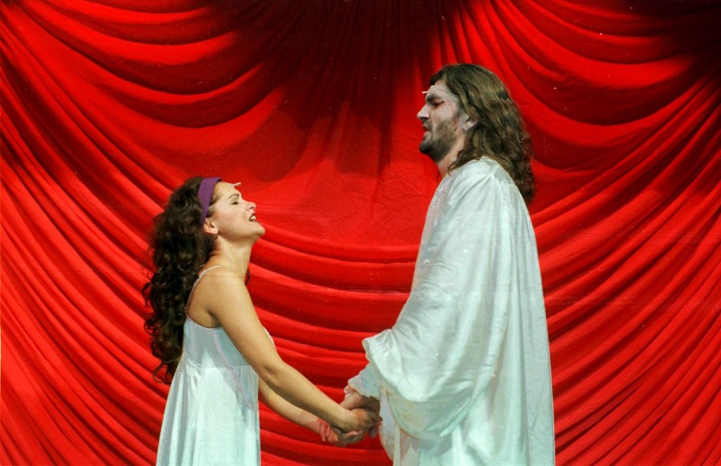Český muzikál Dracula 8. januára 1998: Predstaviteľ Draculu Daniel Hůlka s Magdou Malou v úlohe Lorraine.