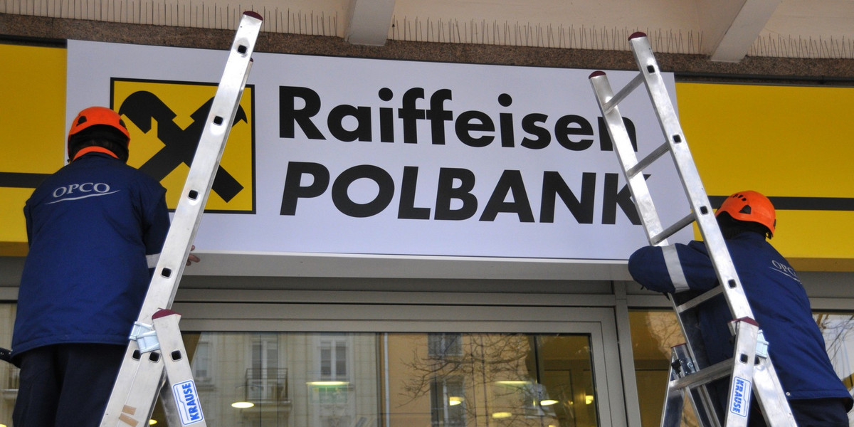 W  lipcu 2017 r. Raiffeisen Bank International AG poinformował, że postanowił zawiesić ofertę publiczną akcji spółki zależnej Raiffeisen Bank Polska ze względu na niedostateczny poziom zainteresowania ofertą ze strony inwestorów.