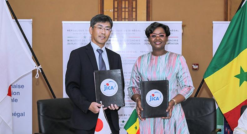 Izawa Osamu, ambassadeur du Japon au Sénégal et Oulimata Sarr, ministre sénégalais de l'Economie
