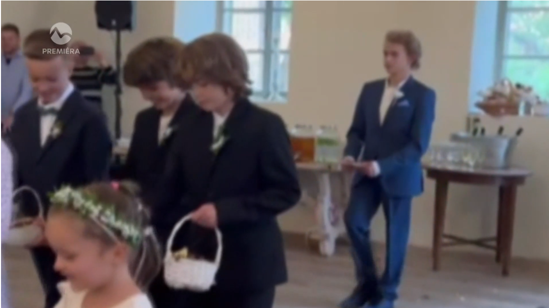 Prstienky priniesol syn Markus.