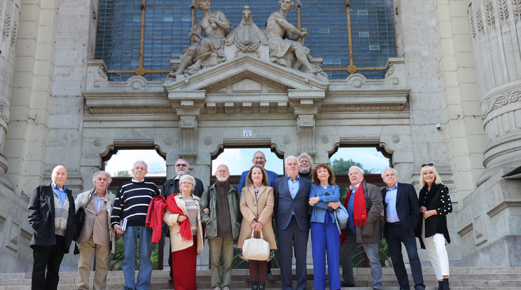 Juhász Előd, Feledy Péter, Bánó András, Vágó István, Kertész Zsuzsa, Benda László, Fehér Anna, Radnai Péter (hátul középen), Kaplár F. József, Gát György, Kondor Katalin, Gálvölgyi János, Rózsa György és Szily Nóra lestek be a régi épületbe