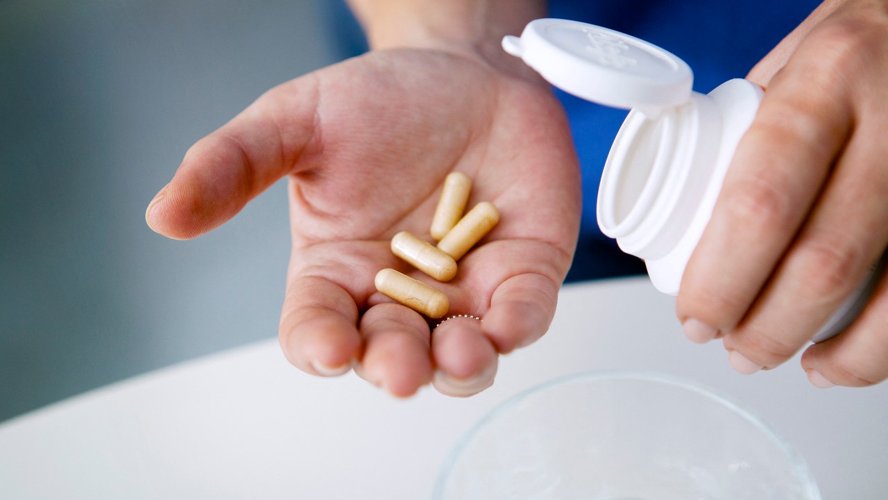 Polacy chętnie sięgają po ten suplement. Lekarze ostrzegają przed przedawkowaniem