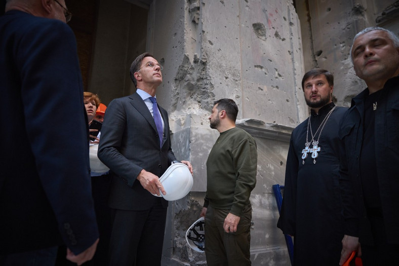 Mark Rutte y Volodymyr Zelensky en la catedral en ruinas
