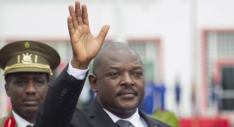 Burundi's President Pierre Nkurunziza bids farewell to his South African counterpart Jacob Zuma (not in the picture) as he departs at the airport after an Africa Union-sponsored dialogue in an attempt to end months of violence in the capital Bujumbura, February 27, 2016. REUTERS/Evrard Ngendakumana