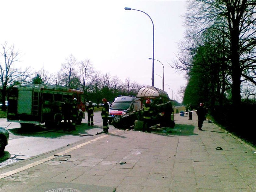 Auto zmiażdżyło przystanek! Cudem nikt nie zginął!