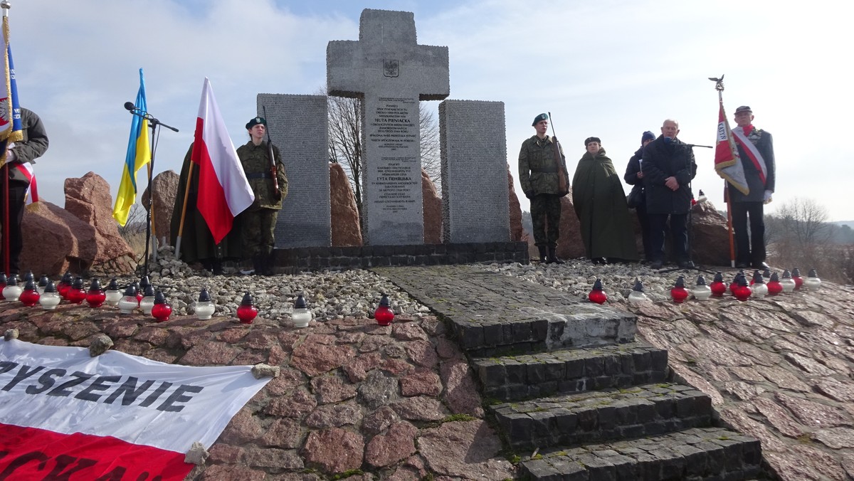 Ukraińscy esesmani zamordowali ok. 1000 bezbronnych osób, a wieś, w tym też kościół, zrównali z ziemią. (...) Dziś na miejscu zbrodni nie ma żadnej osady, a strona ukraińska systematycznie zaprzecza ludobójstwu.