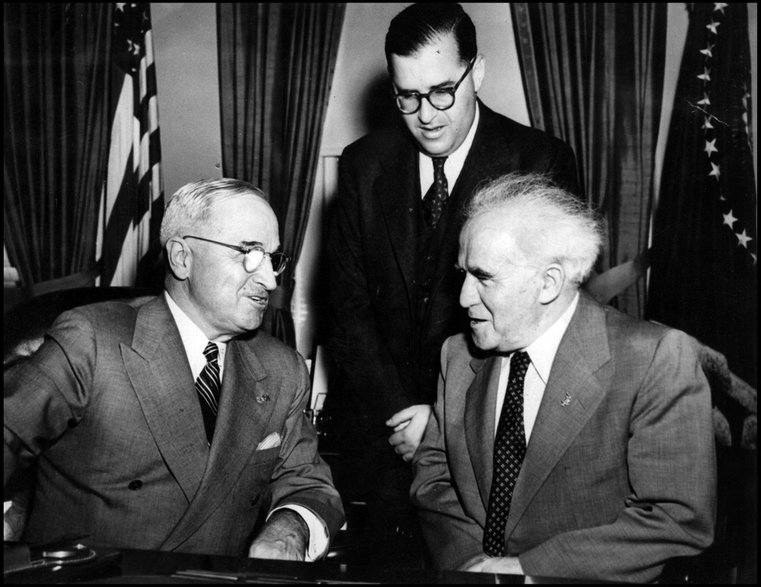 Premier Izraela David Ben Gurion w towarzystwie izraelskiego dyplomaty Abby Ebana podczas spotkania z prezydentem Stanów Zjednoczonych Harrym Trumanem w Białym Domu w Waszyngtonie, 8 maja 1951 r.