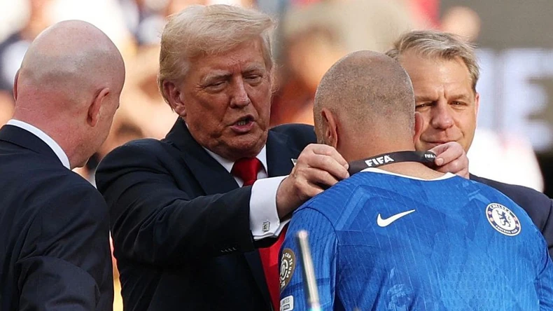 Donald Tramp, predsednik Sjedinjenih Država, uručuje Mareski medalju pobednika Svetskog klupskog prvenstva | Foto: Reuters