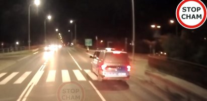 Nagrał zaskakującą kontrolę drogówki. Policja zatrzymała... policję! Wideo niesie się po sieci