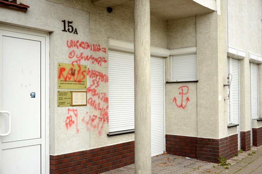 Zniszczona elewacja konsulatu w Rzeszowie