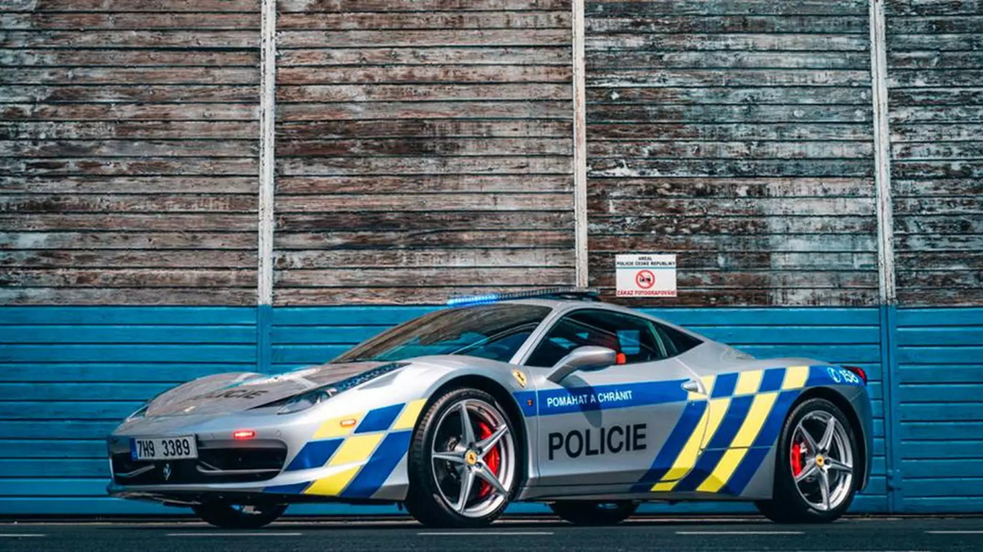 Ferrari odebrane gangsterom w szeregach policji. Pomoże chwytać przestępców