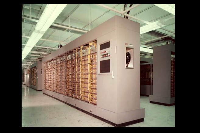 Według Księgi Rekordów Guinnessa najdroższym kiedykolwiek zbudowanym komputerem był SAGE – czyli amerykański system obrony powietrznej. Oddano go do użytku w 1963 r., pracował przez ponad 20 lat. Oceny kosztów tego przedsięwzięcia wahają się w przedziale od 4 do 12 mld dolarów. Najczęściej przyjmuje się 8 mld dolarów. Na zdjęciu: pokój komputerowy SAGE, źródło: Wikimedia Commons