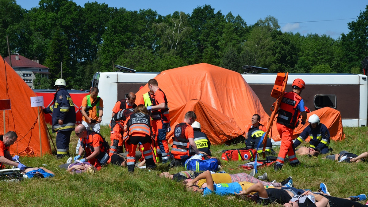 Nieudana próba zamachu na terenie Krakowa. Terroryści zdołali uciec z miejsca zdarzenia, jednak zostali bardzo szybko namierzeni przez policjantów. Samochód, którym przemieszczali się zamachowcy zjechał z autostrady A4, kierując się w stronę miejscowości Dąbrówka (powiat bocheński).