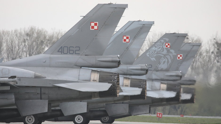 30 kwietnia 2021 r., Krzesiny. 31. Baza Lotnictwa Taktycznego. Samoloty F-16 na pasie startowym podczas wylotu polskich pilotów na ćwiczenia NATO Tiger Meet