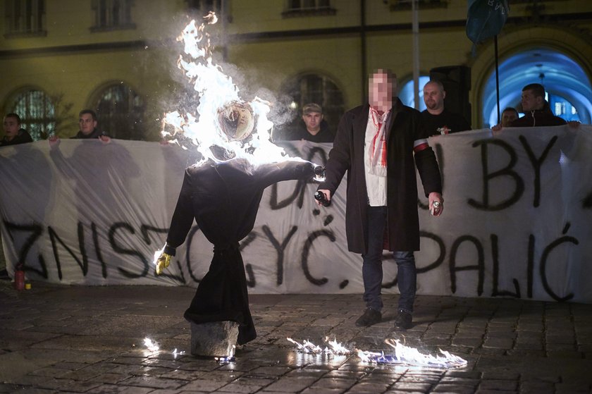 Spalił kukłę Żyda. Prokurator: wyrok za surowy