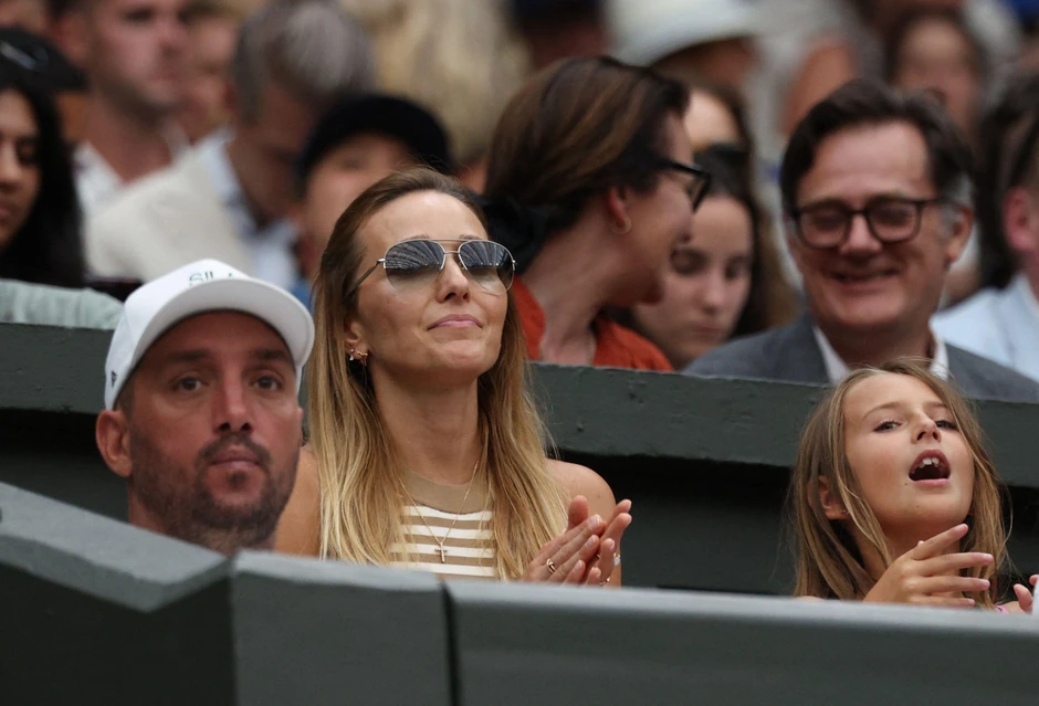 Jelena Đoković, supruga Novaka, i ćerka Tara u loži na Vimbldonu sa Viktorom Troickim, trenerom najboljeg tenisera sveta svih vremena | Foto: Reuters/Marko Đurica