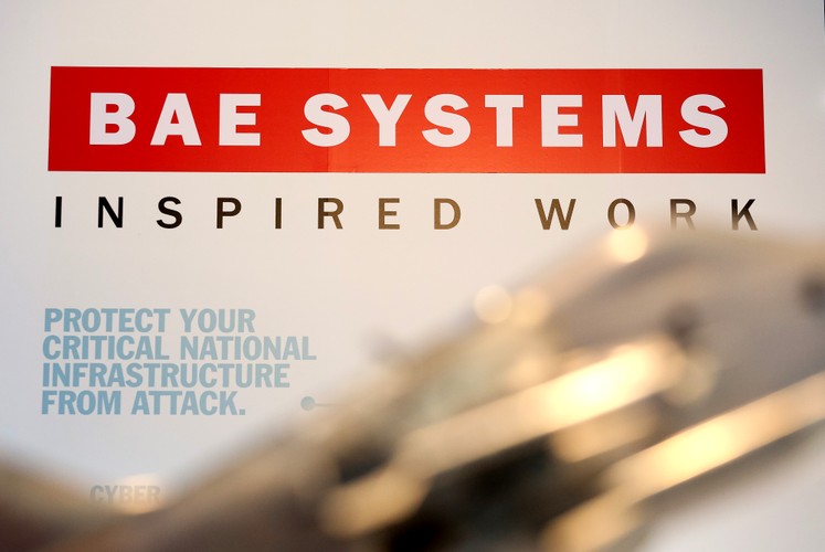 <b>BAE Systems</b>
<br><br>
Brytyjski koncern zbrojeniowy został oskarżony o korumpowanie polityków w Arabii Saudyjskiej, Czechach i na Węgrzech w zamian za zdobycie kontraktów na dostawy samolotów. Przedstawiciel koncern mieli m.in. wręczyć gigantyczną łapówkę w wysokości 2 miliardów dolarów saudyjskiemu ambasadorowi Bandarowi bin Sultanowi. Ugoda z wymiarem sprawiedliwości kosztowała Brytyjczyków 448 mln dolarów.