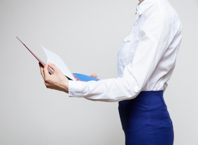 <b>Pensum nauczyciela</b>
<br>
<br>
Od 1 września 2018 r. pensum specjalistów oraz obliczanie tzw. pensum łączonego nie będzie już należało do organu prowadzącego szkołę, ale będzie wynikało z Karty Nauczyciela.
<br>
<br>
Tygodniowy obowiązkowy wymiar godzin zajęć dla nauczyciela pedagoga, logopedy, psychologa i doradcy zawodowego, a także terapeuty pedagogicznego, z wyjątkiem nauczycieli zatrudnionych w poradni psychologiczno-pedagogicznej wyniesie 22 godziny.
<br>
<br>
Natomiast 20 godzin tygodniowo wyniesie pensum dla nauczycieli posiadających kwalifikacje z zakresu pedagogiki specjalnej, zatrudnianych dodatkowo w celu współorganizowania kształcenia integracyjnego oraz współorganizowania kształcenia uczniów niepełnosprawnych, niedostosowanych społecznie oraz zagrożonych niedostosowaniem społecznym.
<br>
<br>
Z kolei tzw. pensum łączone będzie teraz ustalane jako iloraz łącznej liczby realizowanych godzin i sumy części etatów realizowanych w ramach poszczególnych tygodniowych wymiarów godzin zajęć.
<br>
<br>
Ponadto dyrektor i wicedyrektor szkoły oraz inni nauczyciele pełniący funkcje kierownicze w szkole nie powinni mieć przydzielonych godzin ponadwymiarowych, chyba że jest to niezbędne do realizacji ramowego planu nauczania w szkole.