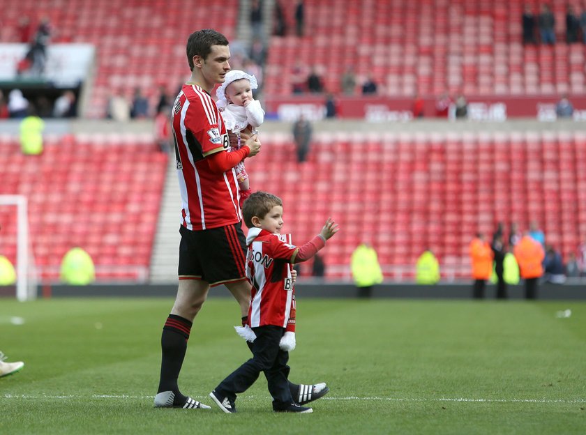 Adam Johnson, były piłkarz zespołów z Premier League zarabia majątek mimo pobytu w więzieniu