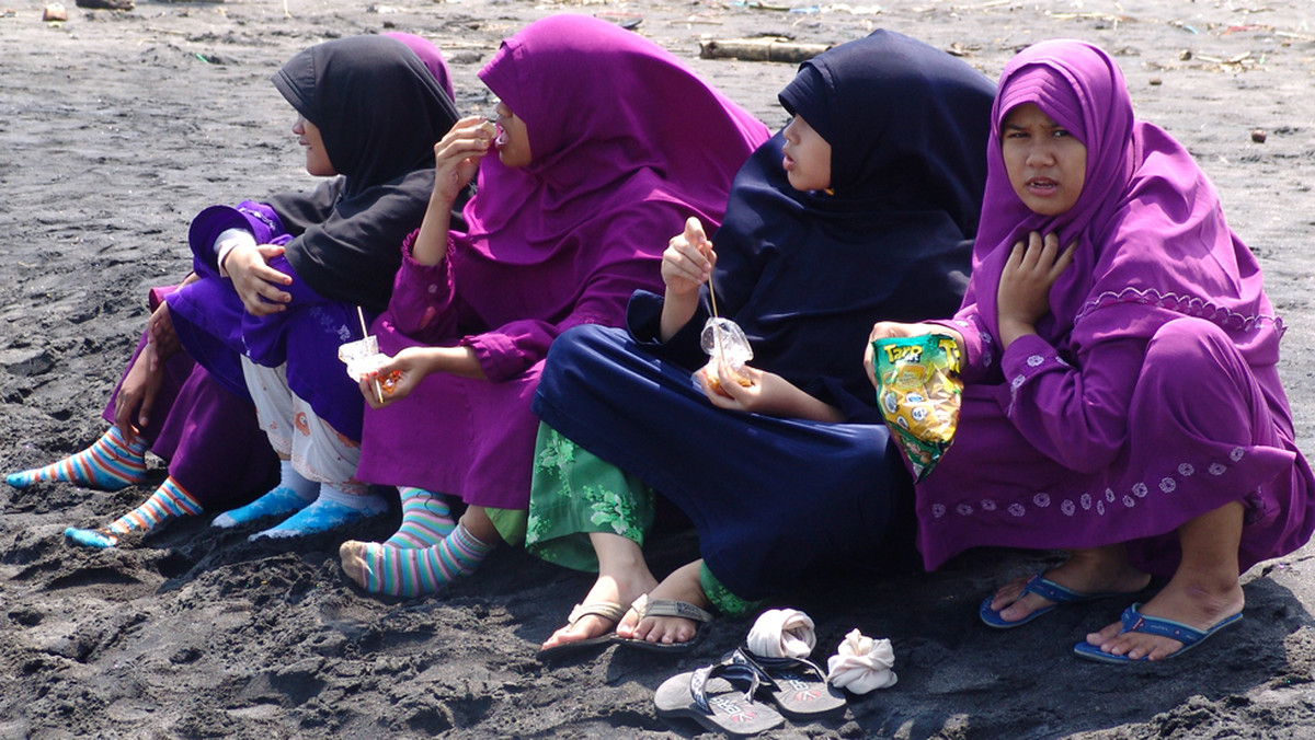 W indonezyjskiej prowincji Aceh, gdzie obowiązuje szariat, czyli prawo islamskie, policja religijna zatrzymuje i udziela upomnień lub wymierza kary cielesne kobietom za nieprzestrzeganie religijnych norm ubioru, m.in. za noszenie "zbyt obcisłych" strojów.