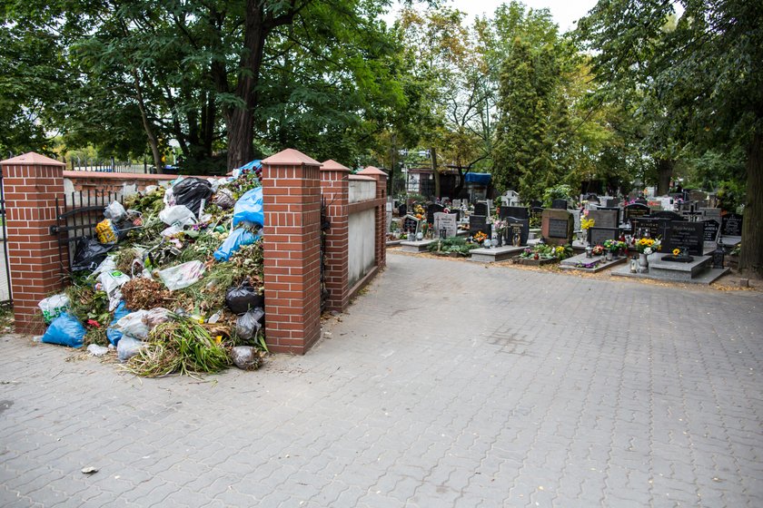 Pomogą seniorom na cmentarzach