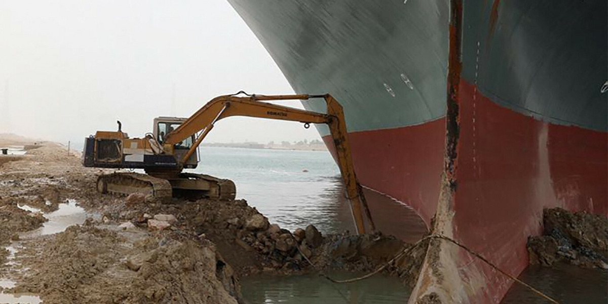 Kanał Sueski obsługuje ponad 10 proc. światowego handlu morskiego. Każdy dzień pracy ratowników to wymierny koszt gospodarczy.