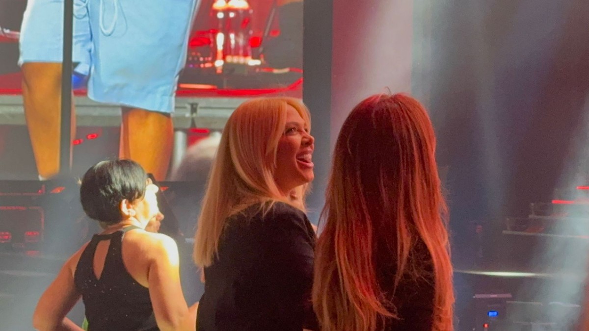 Milica Todorović igra sa sestrama
