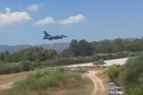 PAKAO NA NEBU IZNAD ZAKINTOSA! Motor aviona buknuo u plamen, usledio POTEZ GODINE hrabrog pilota: Isplivao dramatičan snimak akcije (VIDEO)
